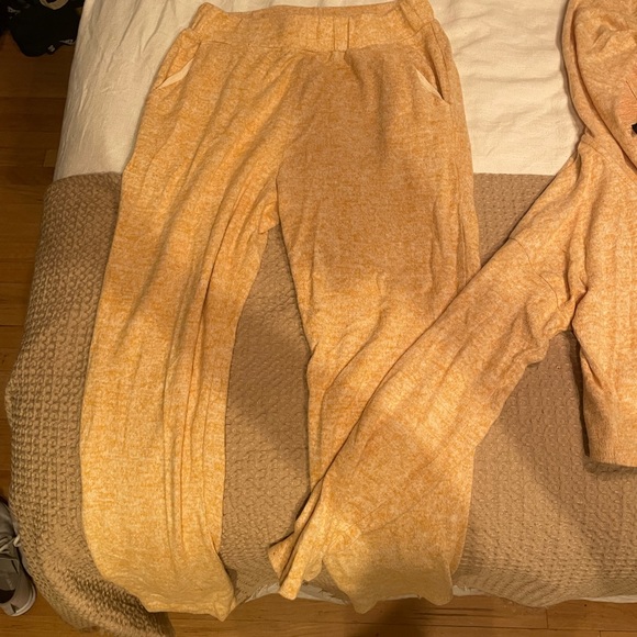 Kittenish yellow sweat set - Picture 2 of 4